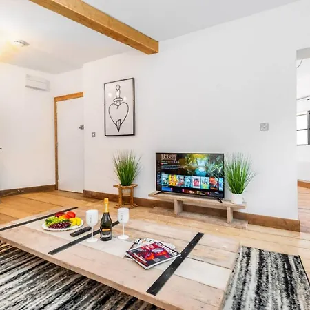 Loft - Near Centre - Smart Tv- Wifi - Netfix - Parking - Rated - 2nt Apartman *